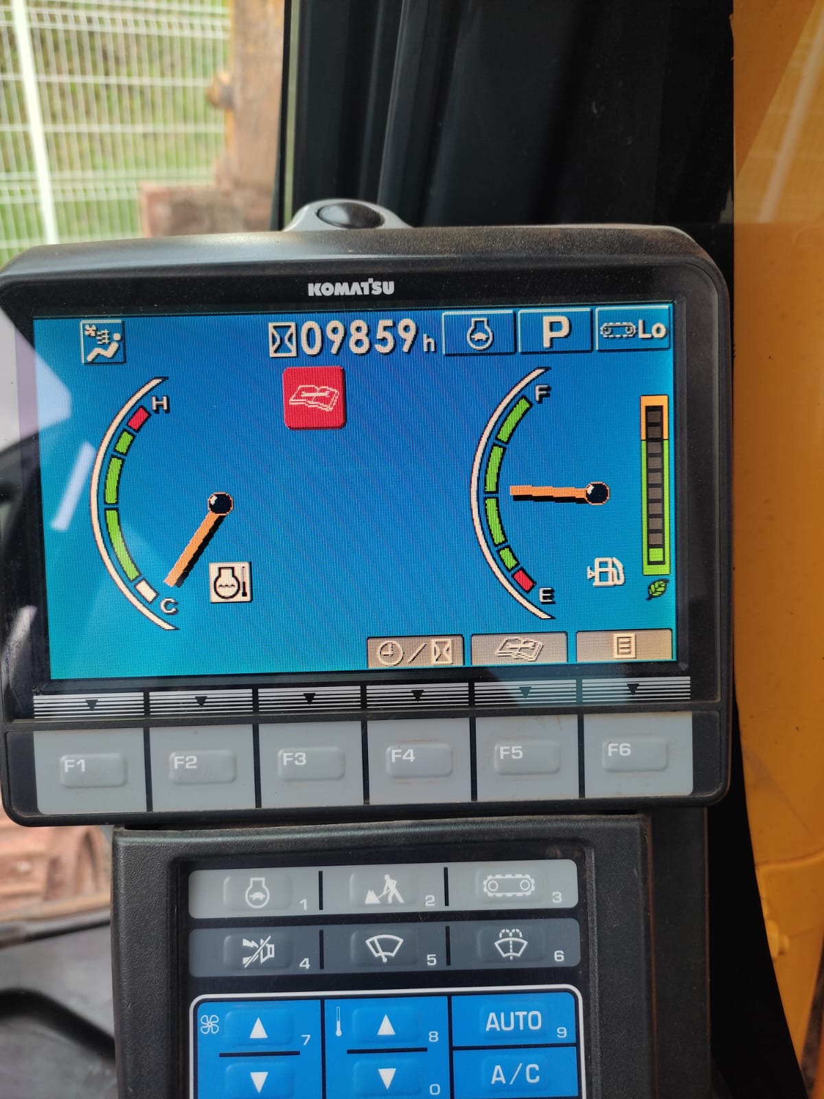 Escavadeira Komatsu PC130 - Imagem 1